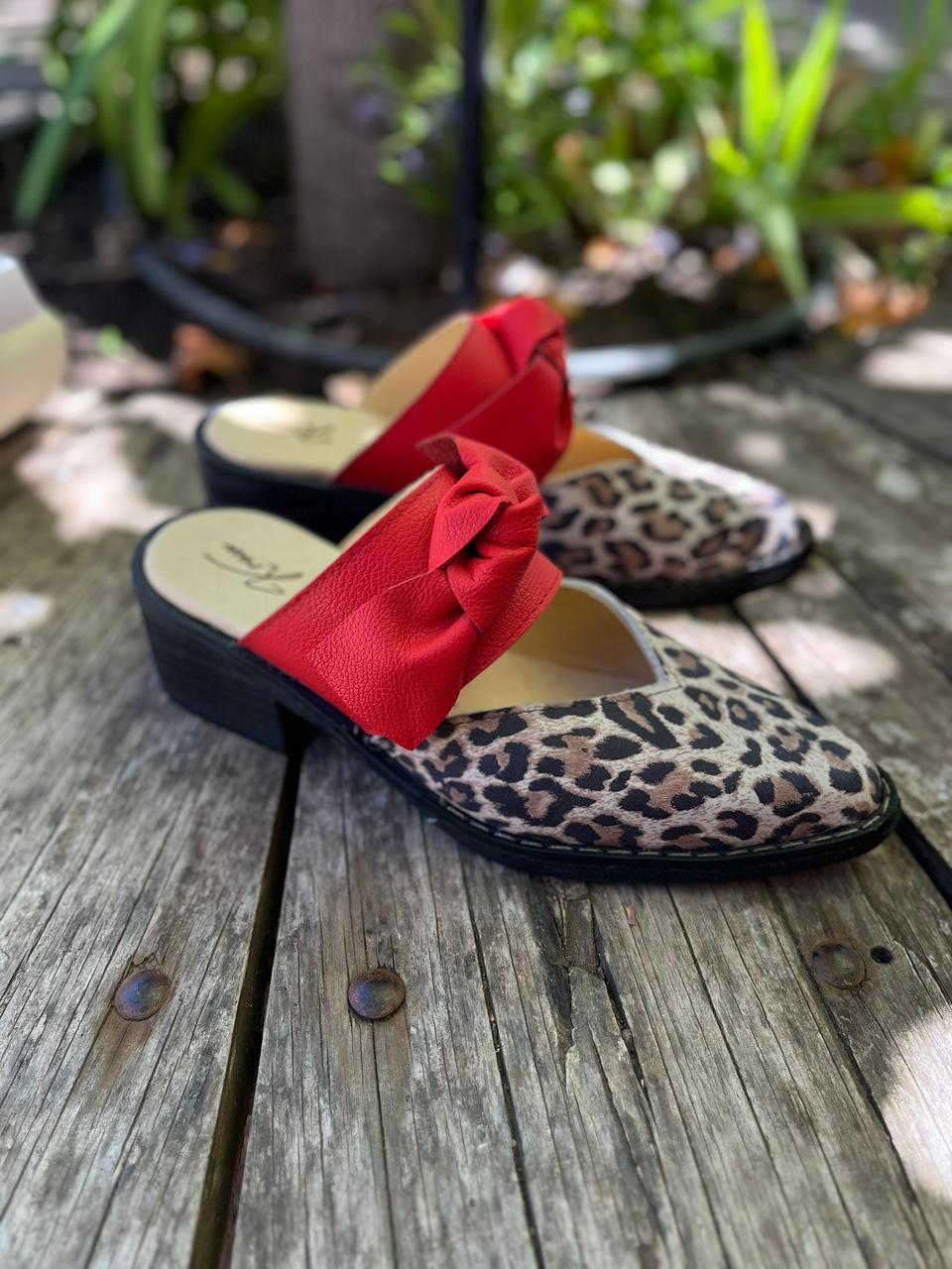 Puntilla Rose cuero print c/rosetón rojo