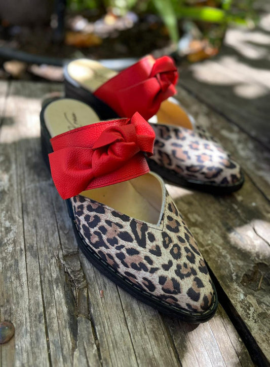 Puntilla Rose cuero print c/rosetón rojo