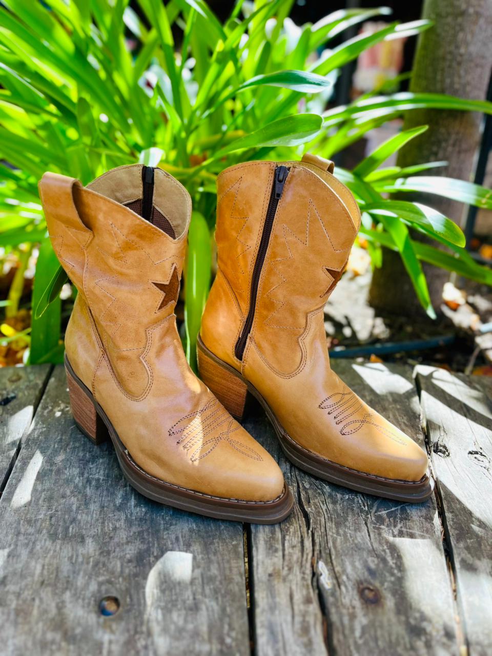 Bota vaquera cuero camel c/estrella