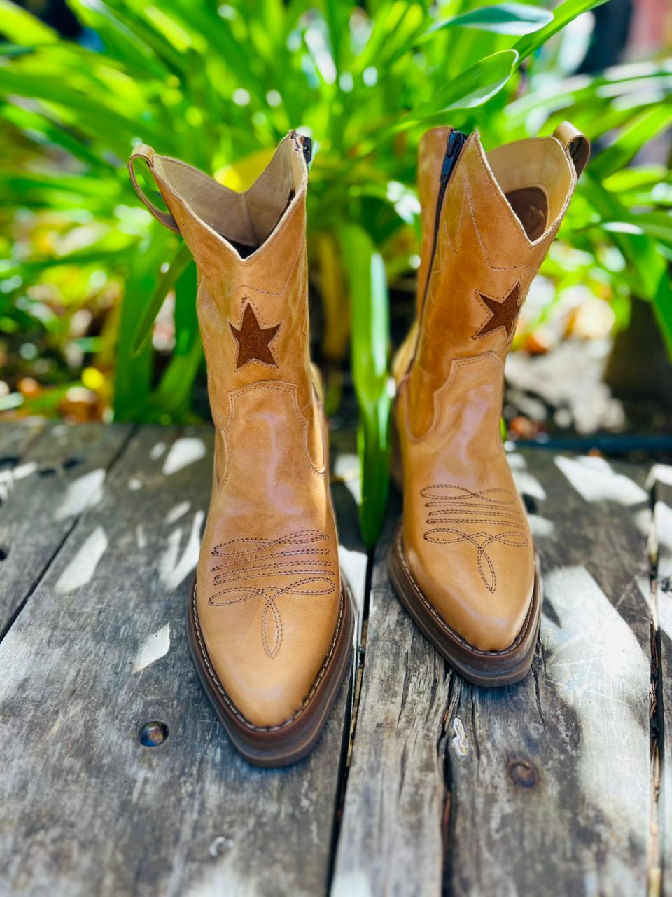 Bota vaquera cuero camel c/estrella