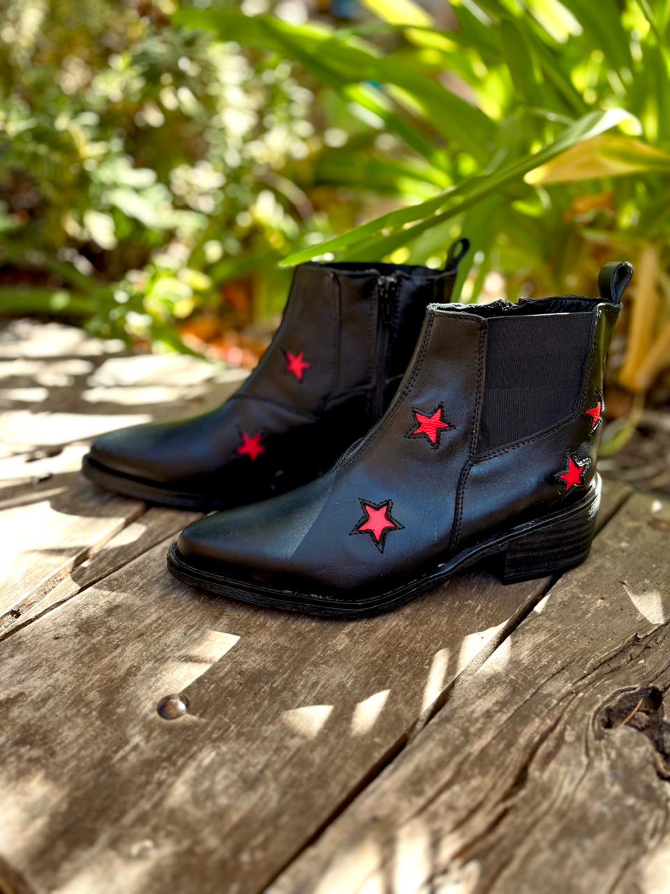 Botín estrellas cuero negro c/rojo