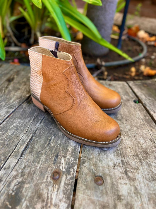 Botín kylie cuero camel c/dorado