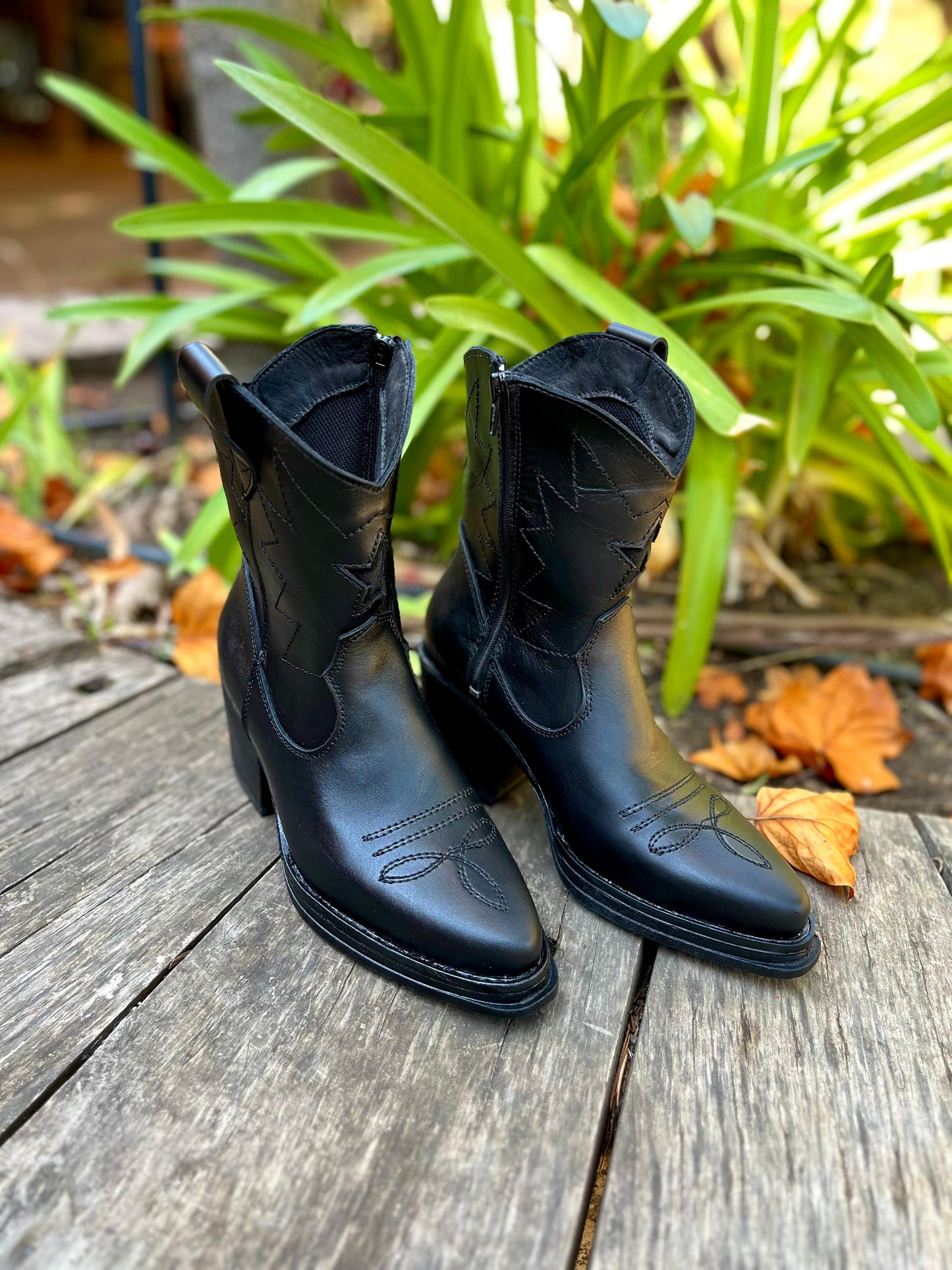Bota vaquera cuero negro c/estrella