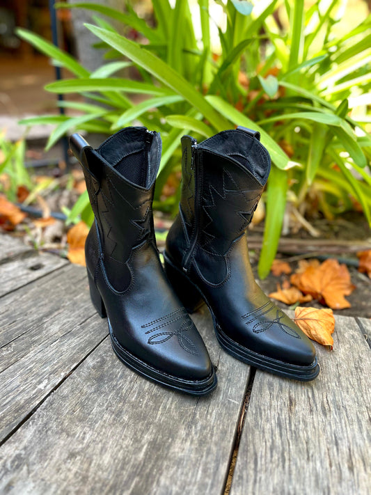 Bota vaquera cuero negro c/estrella