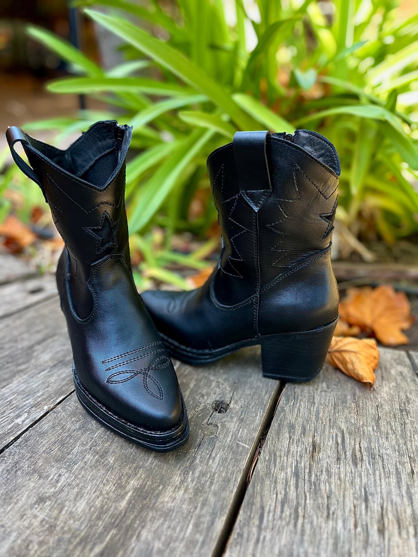 Bota vaquera cuero negro c/estrella