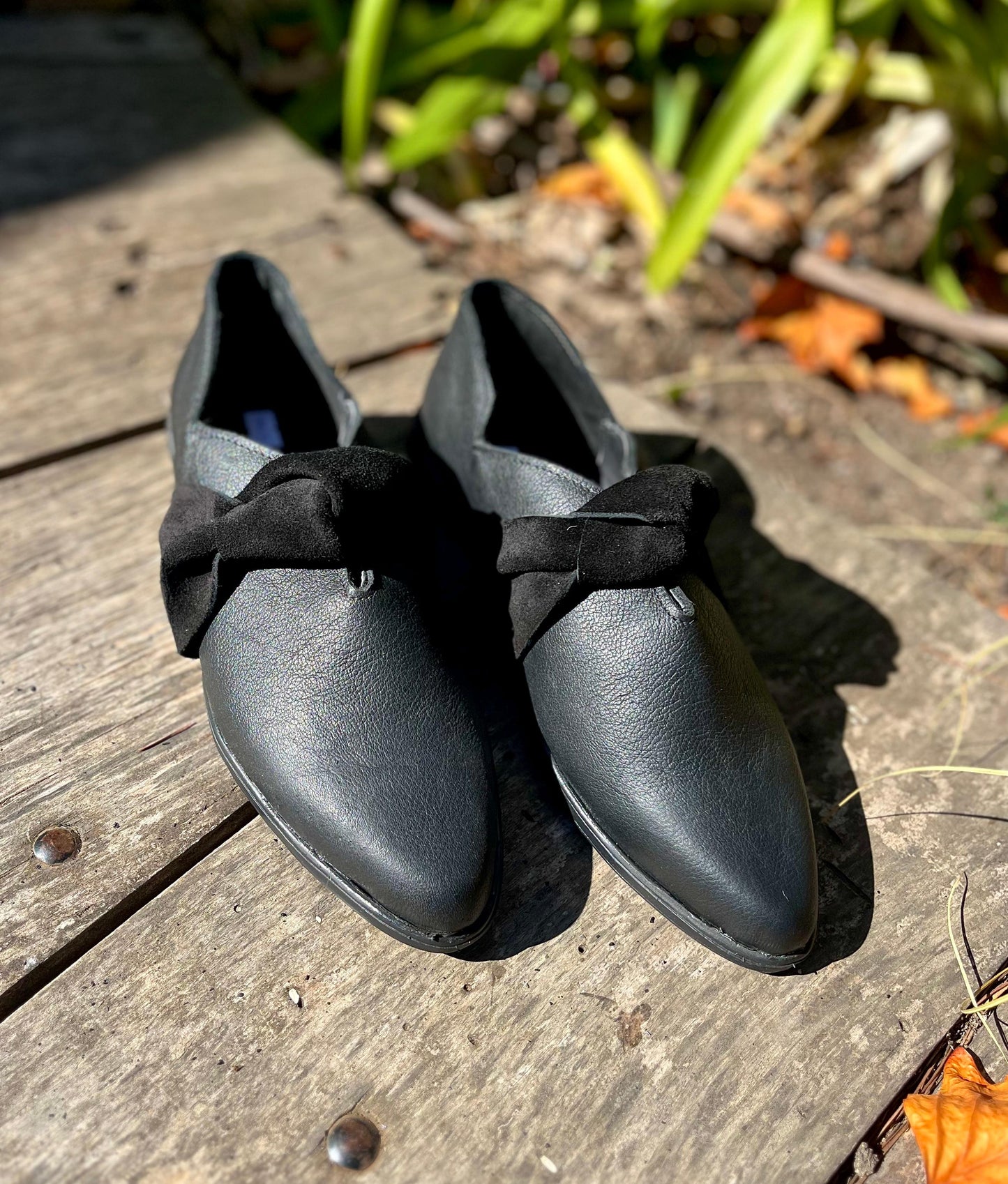 Babucha Zuki cuero negro liso c/rosetón reno negro