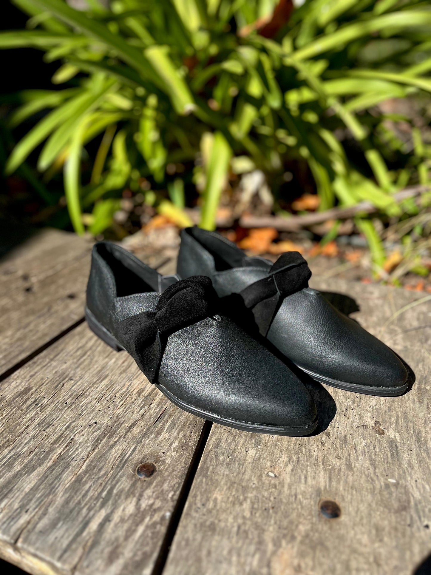 Babucha Zuki cuero negro liso c/rosetón reno negro