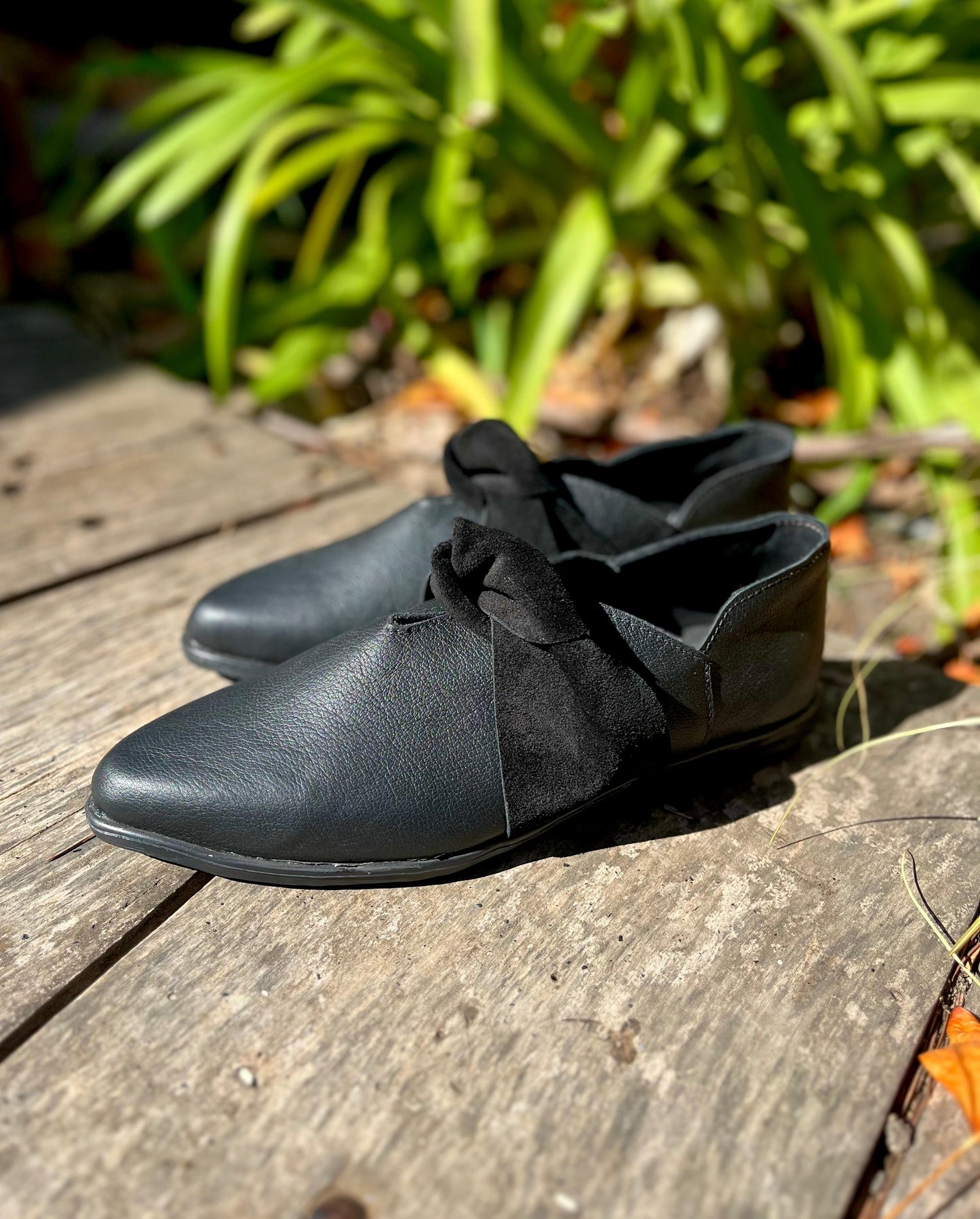 Babucha Zuki cuero negro liso c/rosetón reno negro