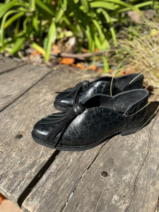 Abril babucha c/ pompón cuero negro croco c/reno