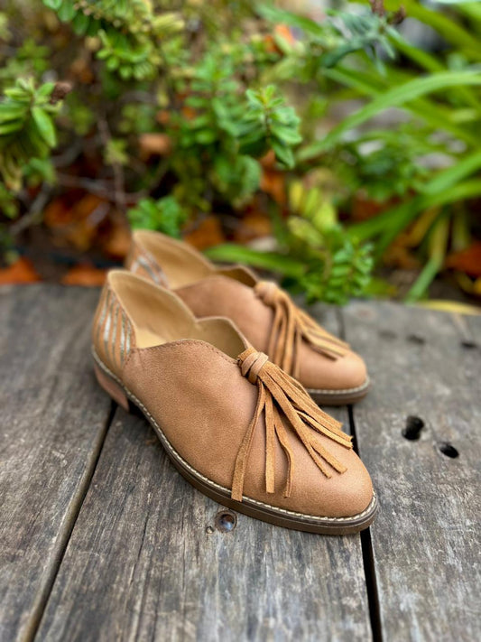Abril babucha c/ pompón cuero camel c/dorado rayas talón