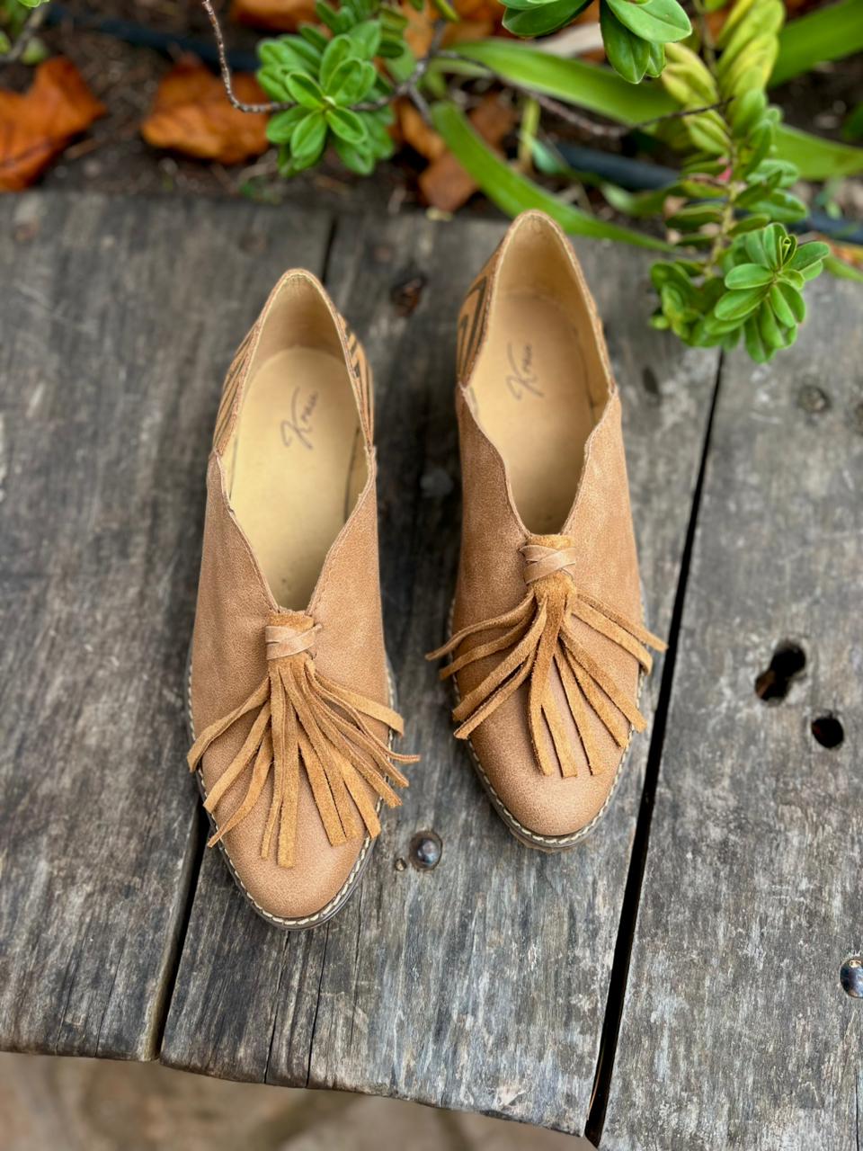 Abril babucha c/ pompón cuero camel c/dorado rayas talón