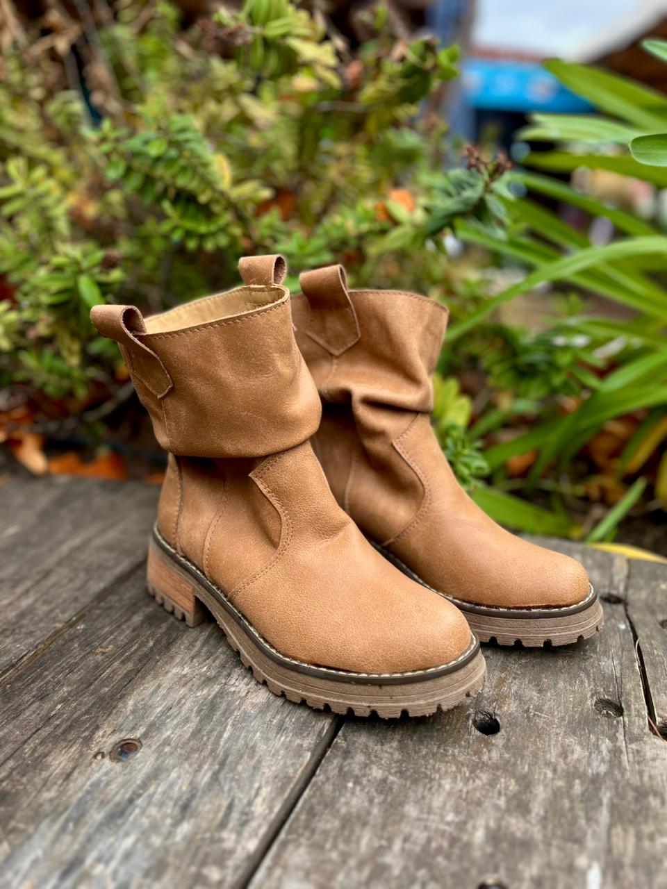 Botita arrugada Gloria cuero camel
