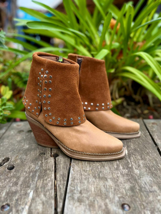 Botín carolina cuero camel c/reno tachas