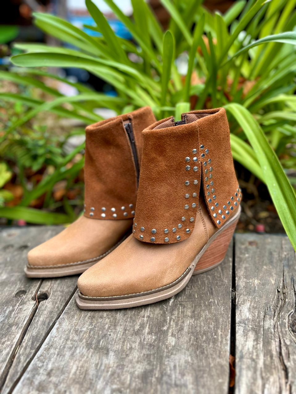 Botín carolina cuero camel c/reno tachas