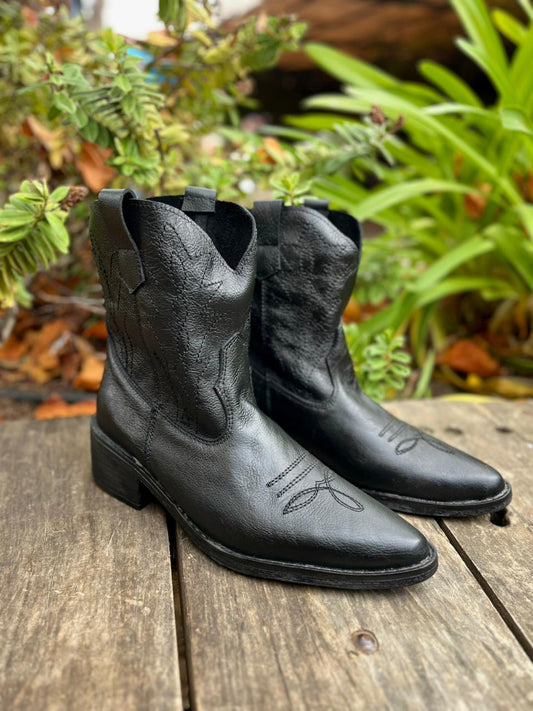 Bota vaquera cuero negro c/hilado