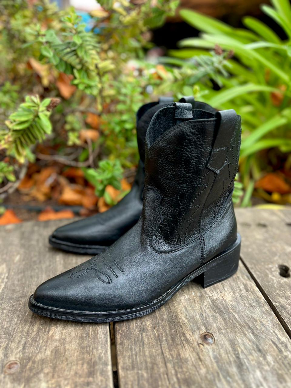 Bota vaquera cuero negro c/hilado