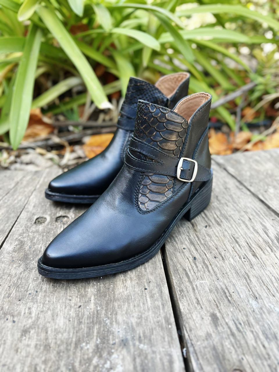 Botín hebilla cuero negro c/croco