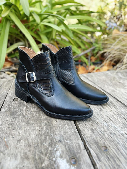 Botín hebilla cuero negro c/croco