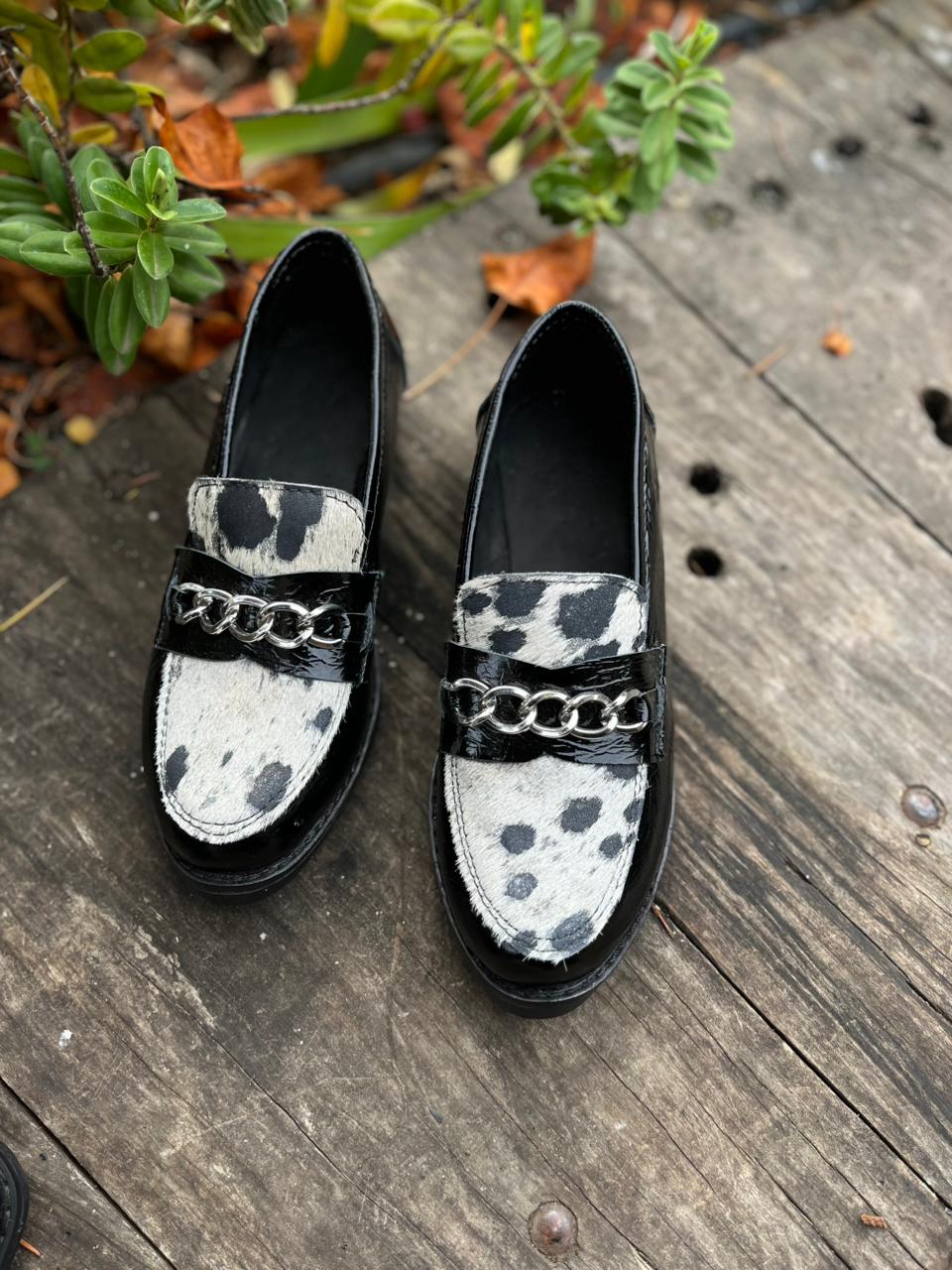 Mocasine Elena cuero negro richiato c/pelo vaca, hebilla