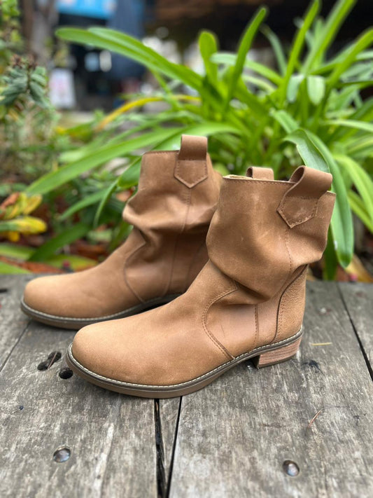 Botita arrugada cuero camel