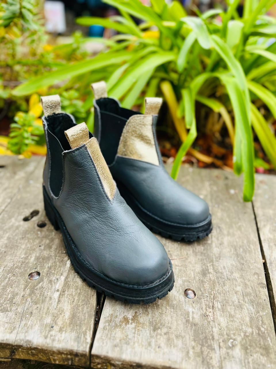 Botín chelsie renata cuero gris c/dorado