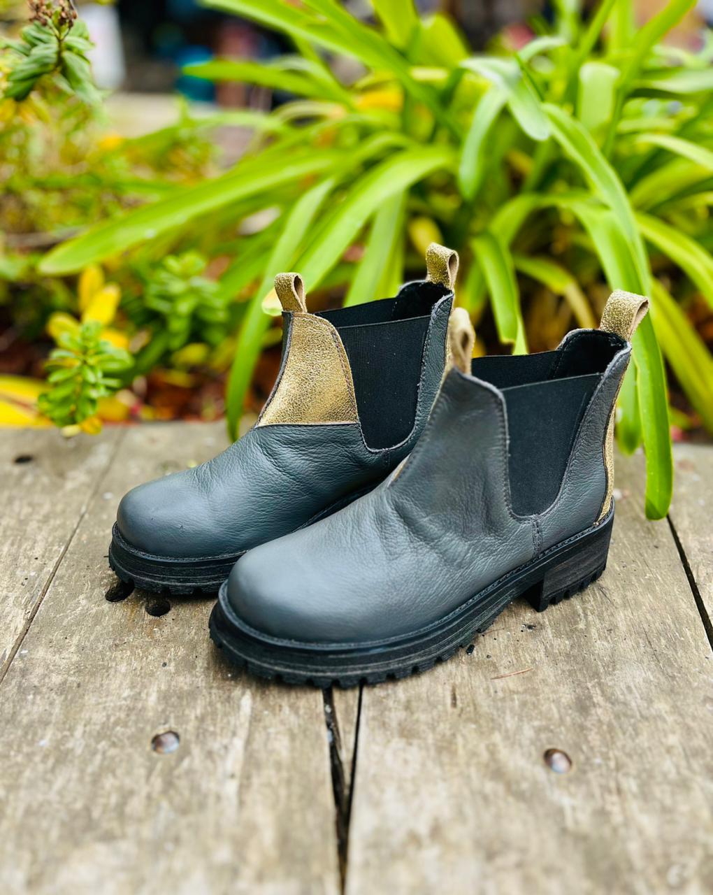 Botín chelsie renata cuero gris c/dorado