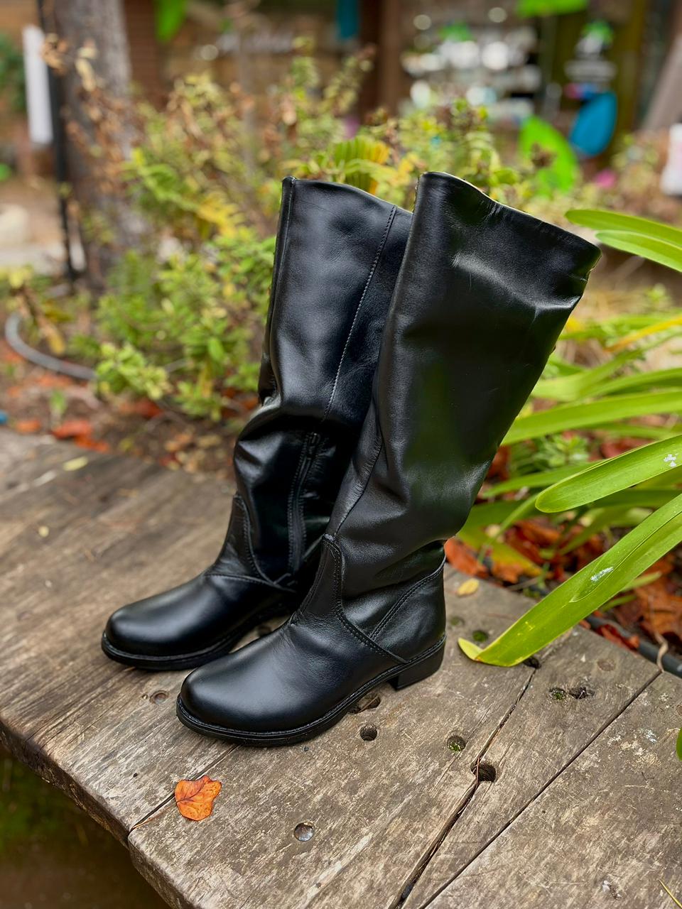 Bota arrugada Sonia cuero negro liso