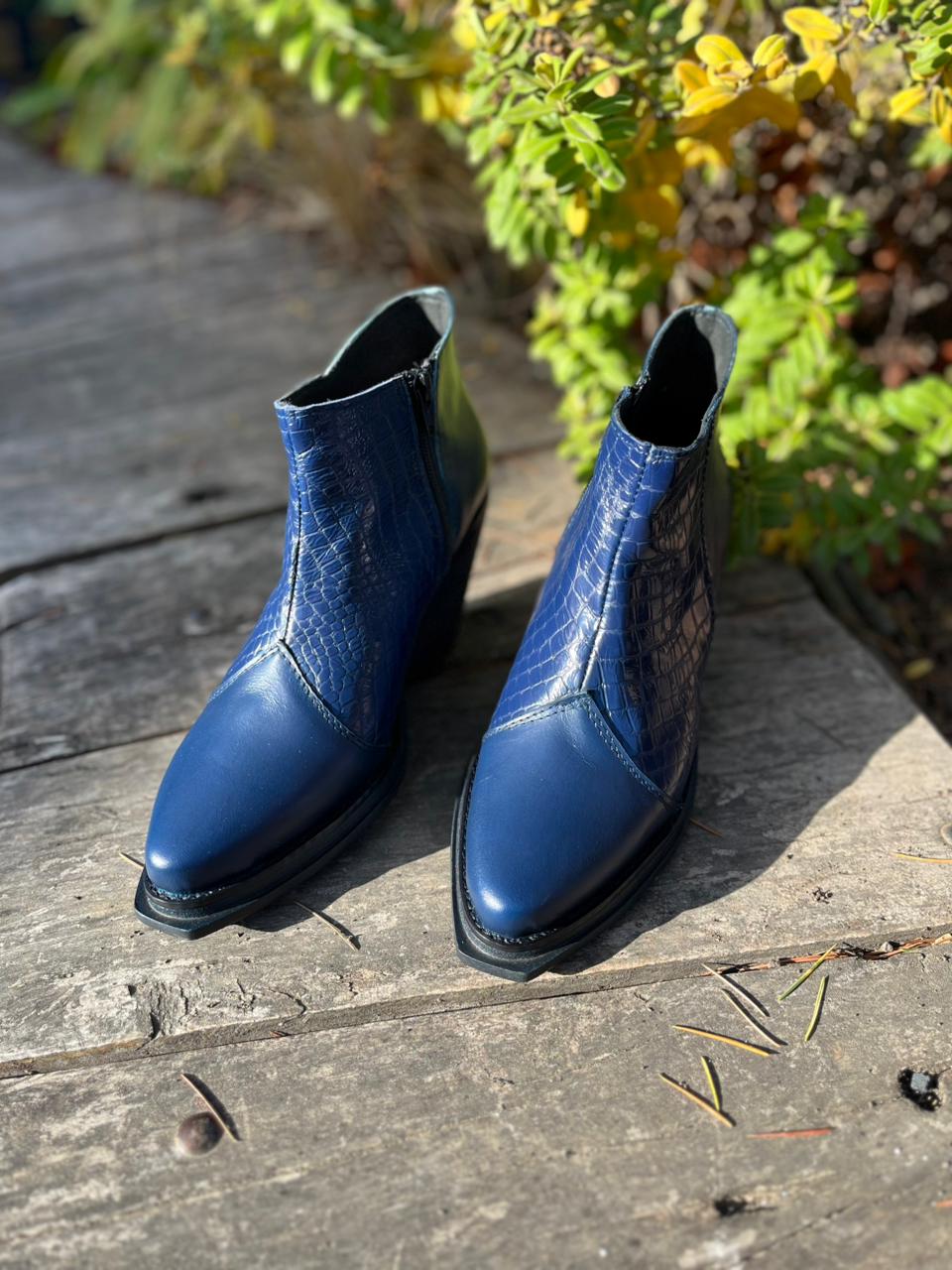 Botín vaquero cuero azul liso c/croco