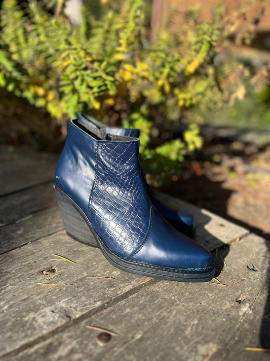 Botín vaquero cuero azul liso c/croco
