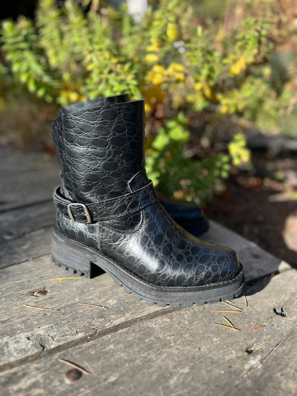 Botín hebilla Alison cuero negro croco