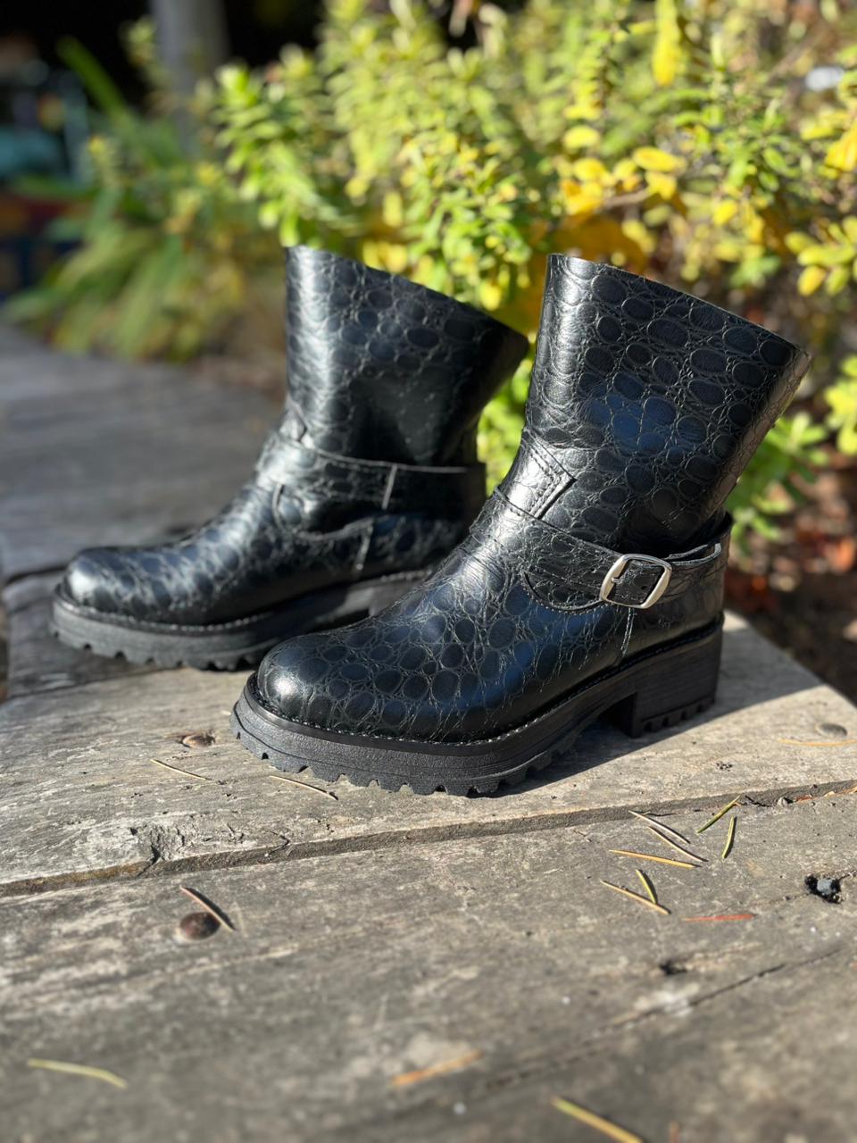 Botín hebilla Alison cuero negro croco