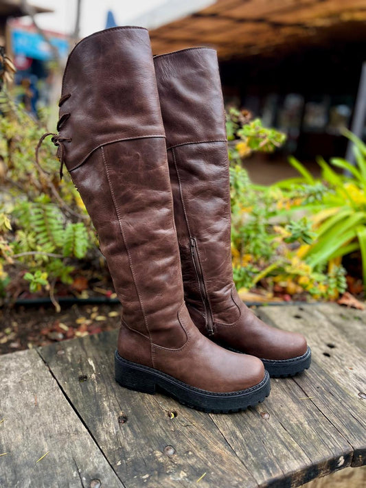 Bota larga cuero café chocolate amarras rodilla atrás