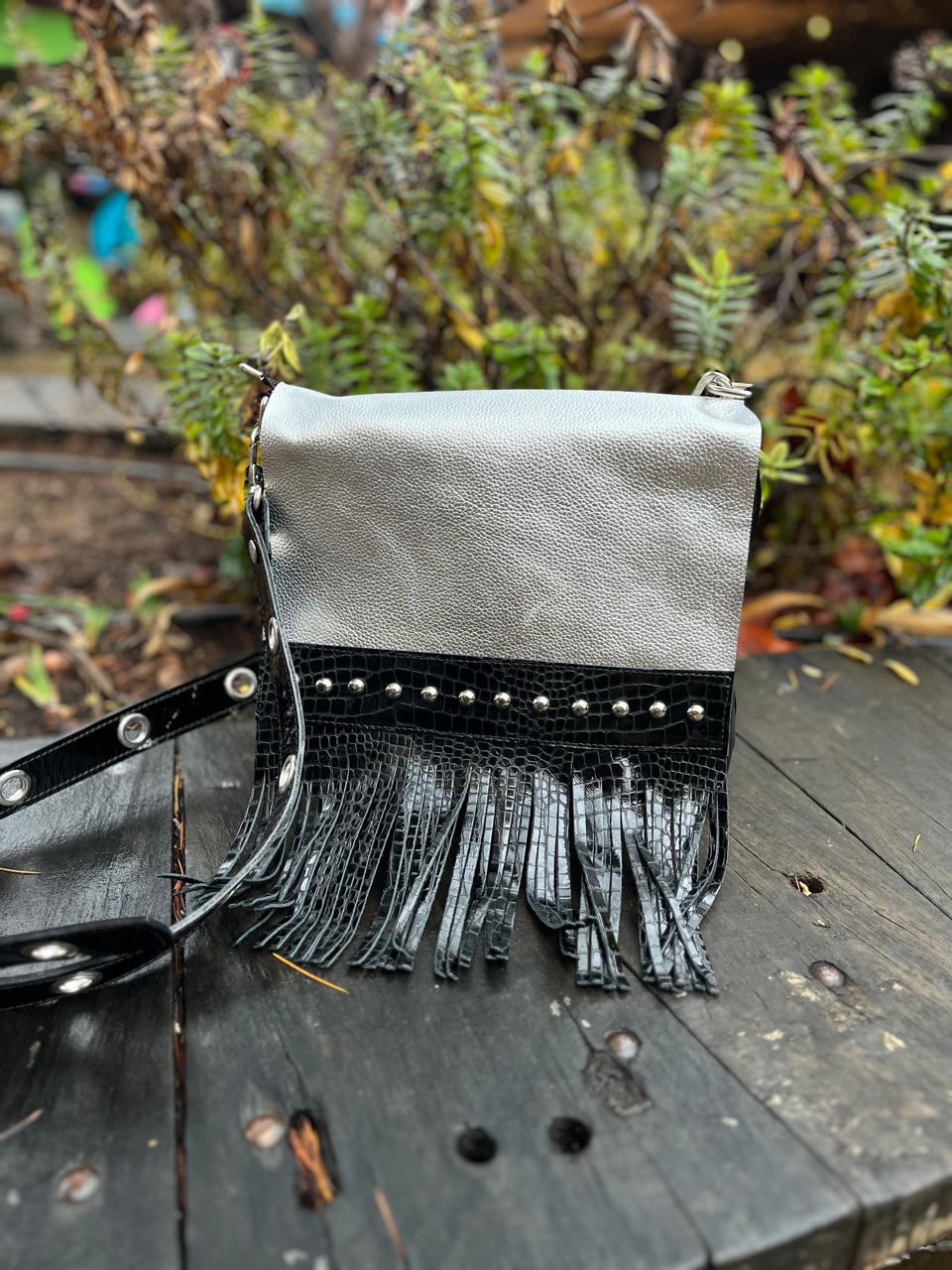 Bandolera cuero plata c/chasquilla y tachas
