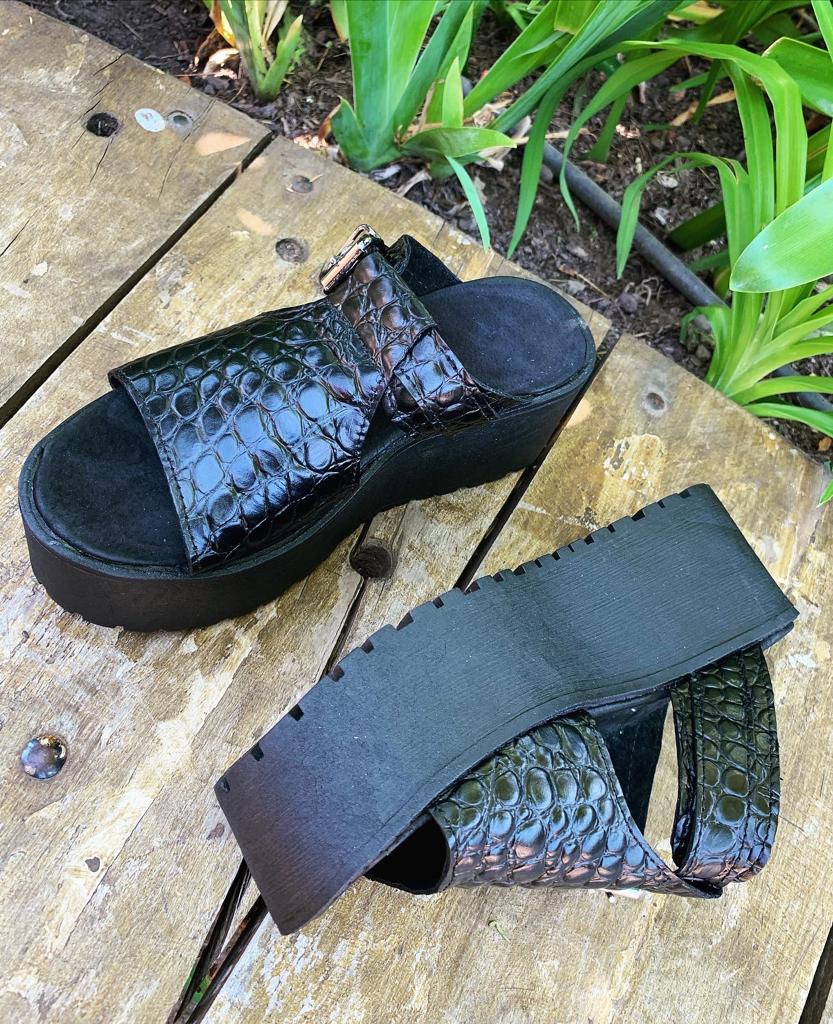 Sandalia Ragusa cuero negro croco hebilla