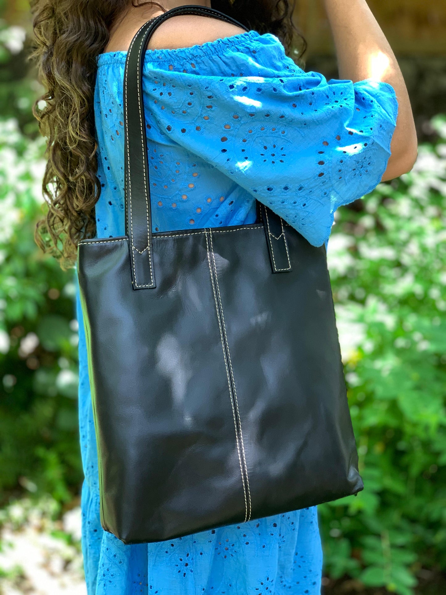 Cartera cuero negro liso c/hilado