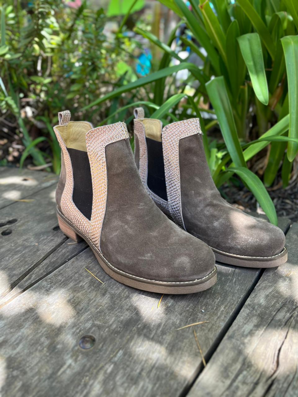 Botín chelsie cuero reno taupe c/dorado serp
