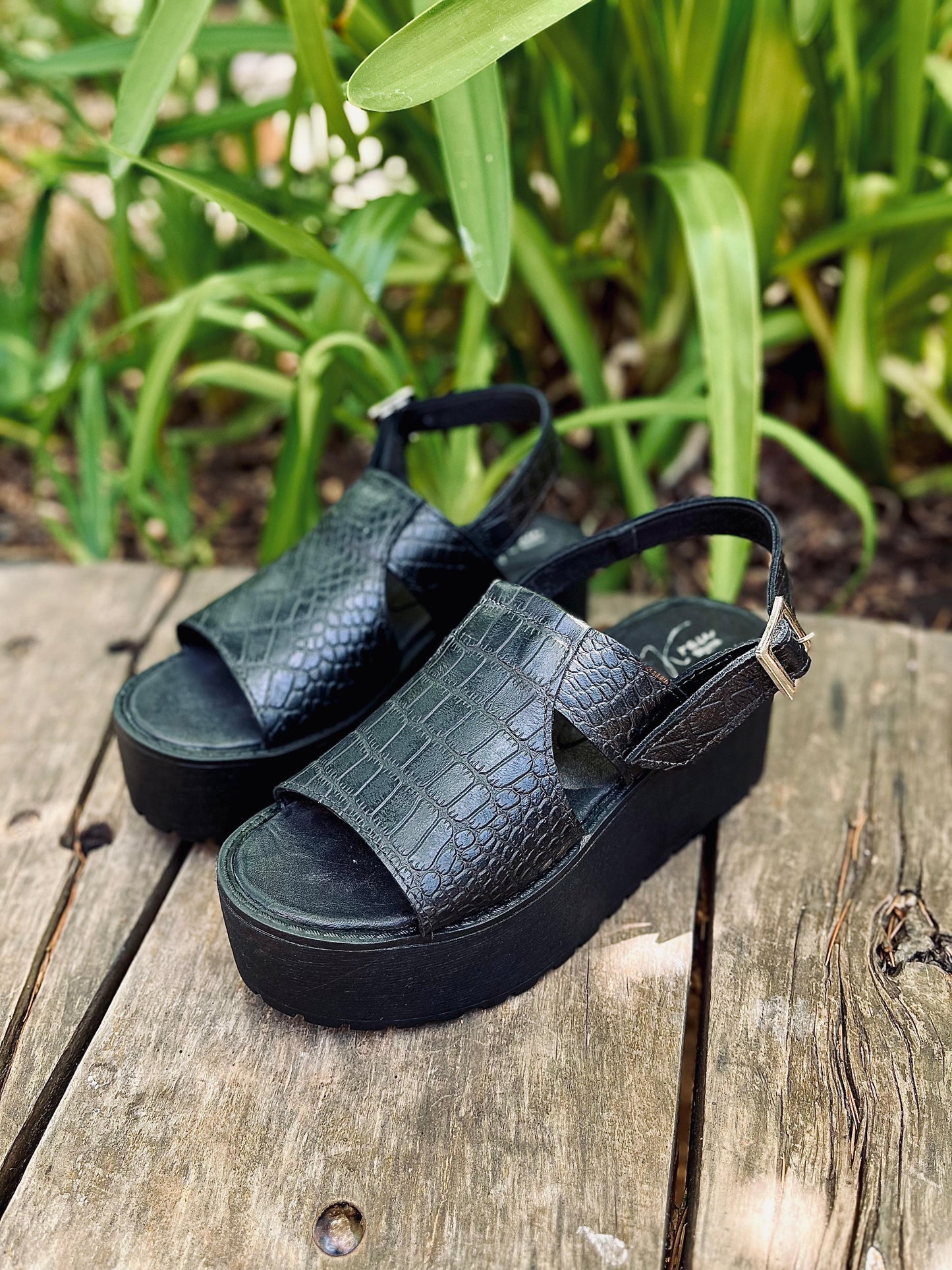 Sandalia cuero croco negro c/correa talón