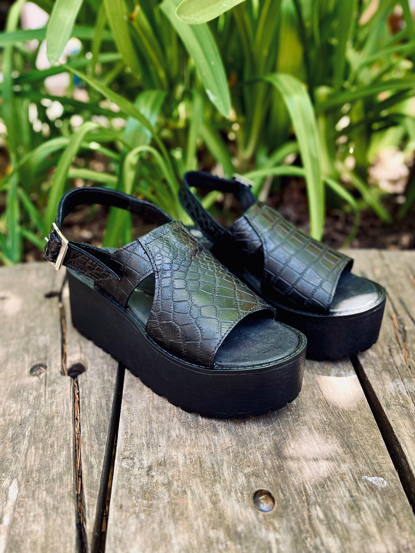 Sandalia cuero croco negro c/correa talón