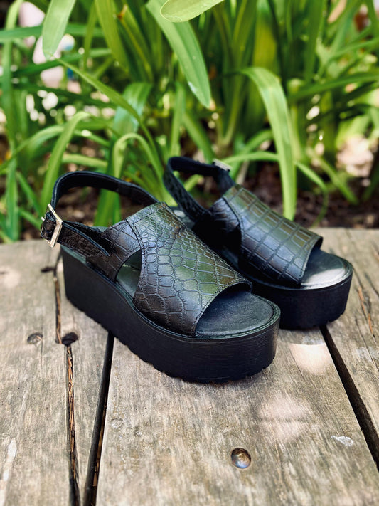 Sandalia cuero croco negro c/correa talón