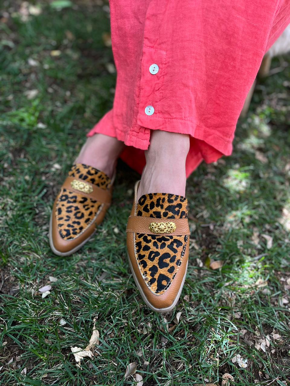 Puntilla Estefi cuero camel c/pelo print y hebilla