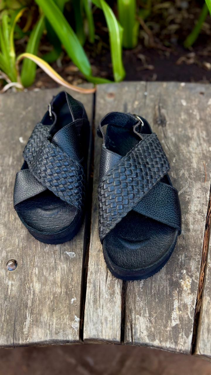 Sandalia Aragón cuero negro mimbre