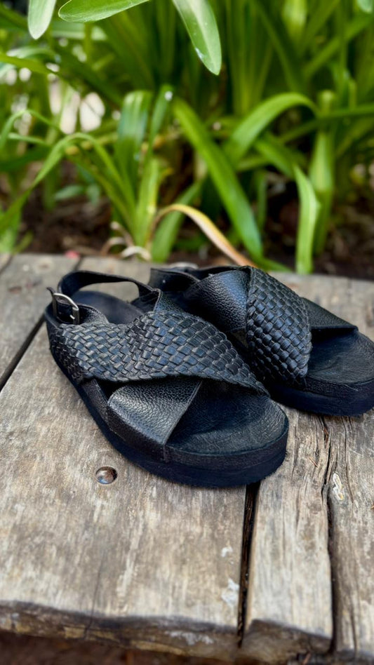 Sandalia Aragón cuero negro mimbre
