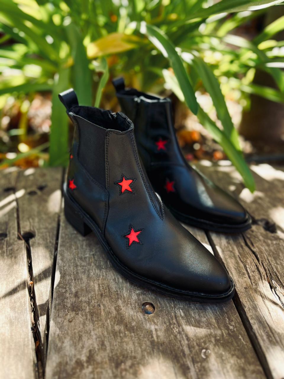 Botín estrellas cuero negro c/rojo