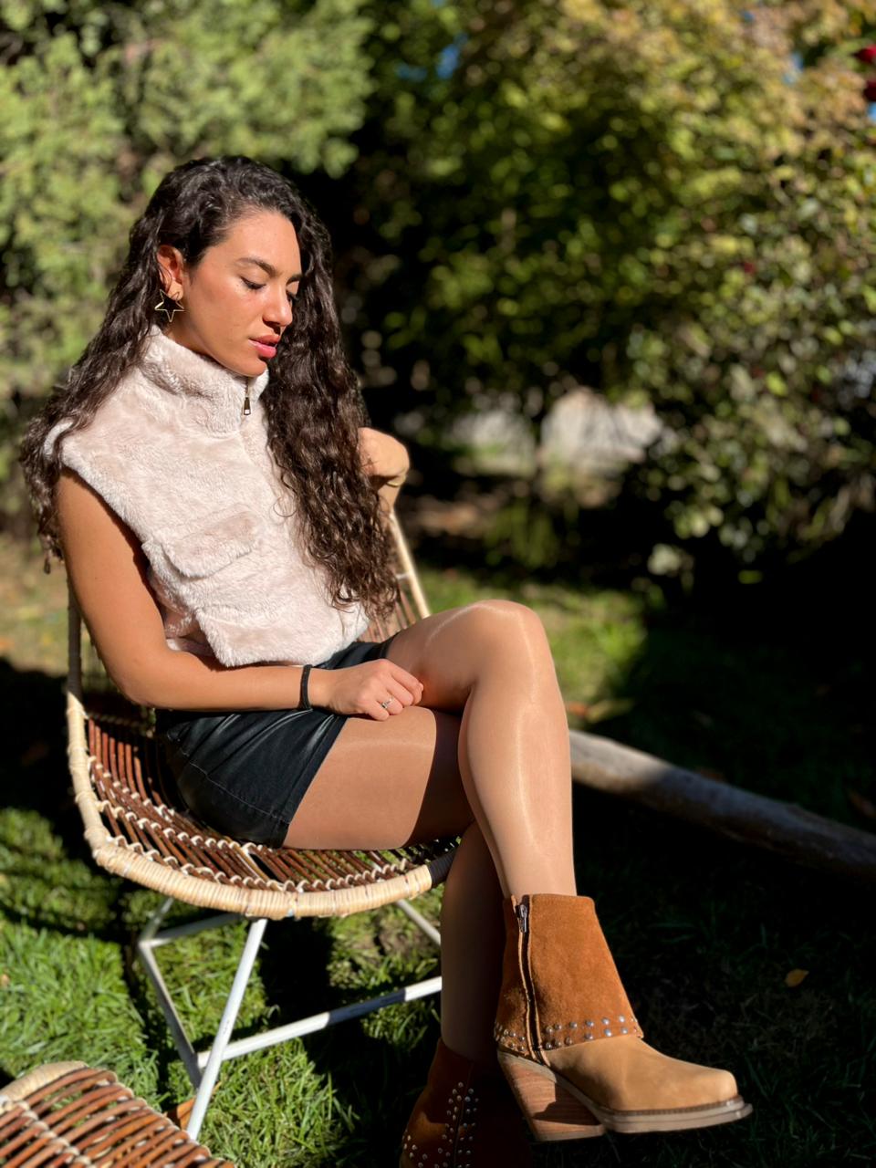 Botín carolina cuero camel c/reno tachas