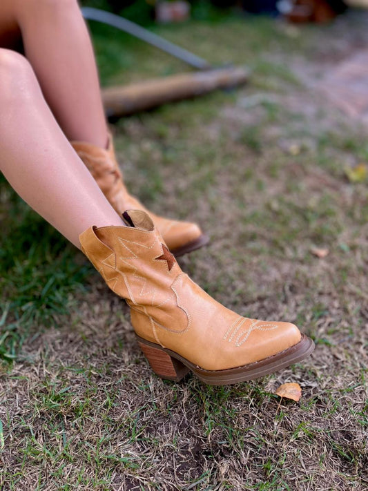 Bota vaquera cuero camel c/estrella