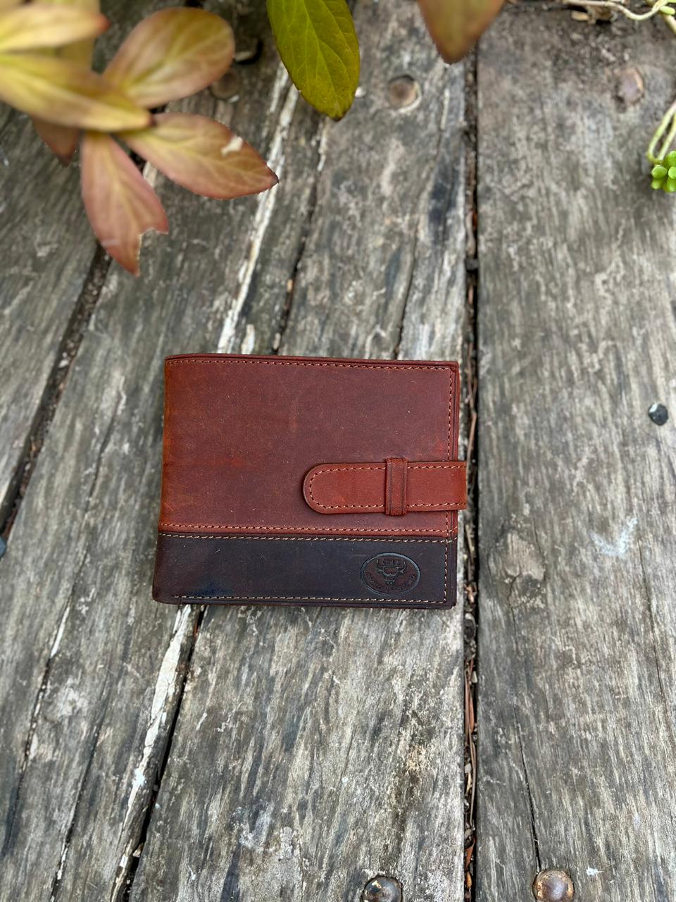 Billetera hombre cuero cafe oscuro engrasado y verde, c/ sujetado