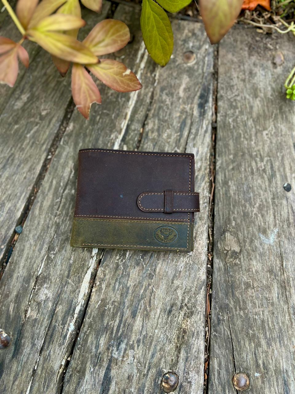 Billetera hombre cuero chocolate engrasado y verde, c/ sujetador