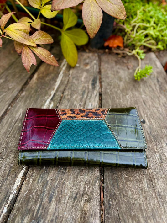 Billetera mujer cuero verde croco, print, burdeo